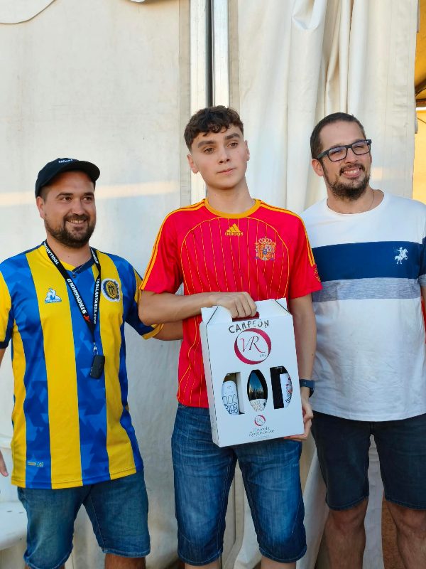 Entrega del primer premio del torneo Rayos UVA